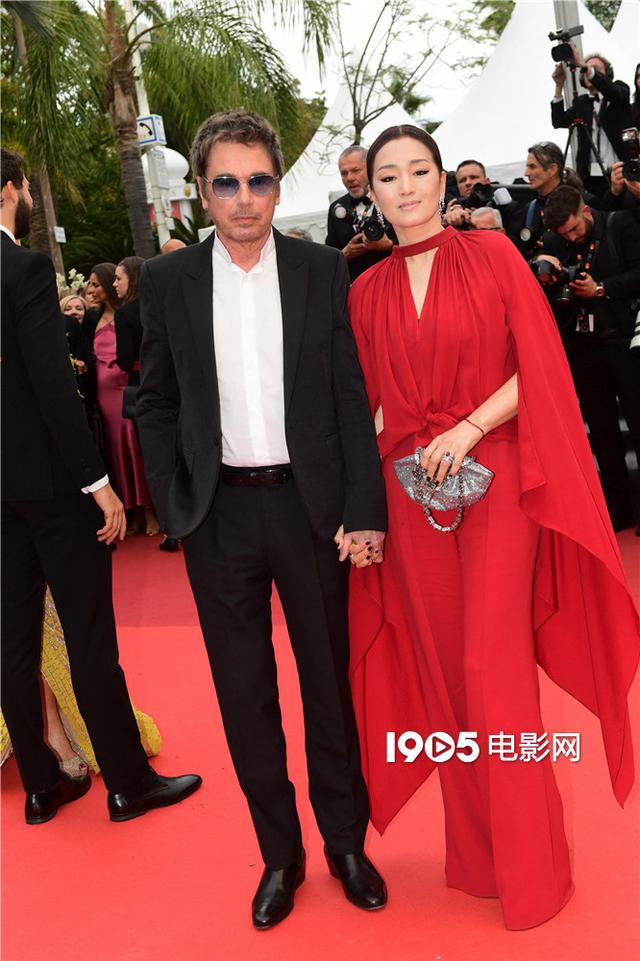 巩俐|巩俐穿中国红亮相戛纳红毯 明艳大气尽显女王风范