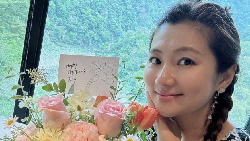 |Selina挺孕肚过母亲节，大方晒出双腿烧伤疤痕不自卑