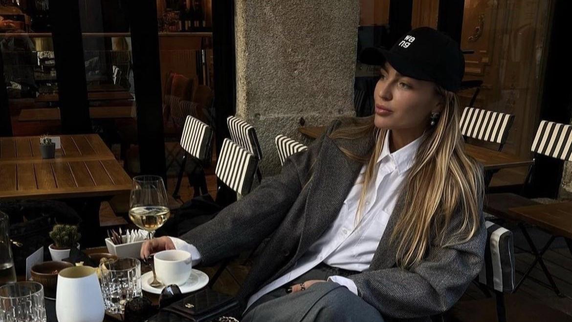 营养师|冷烟灰大衣好帅，3个搭配方法提升穿衣质感，日常时尚穿出来