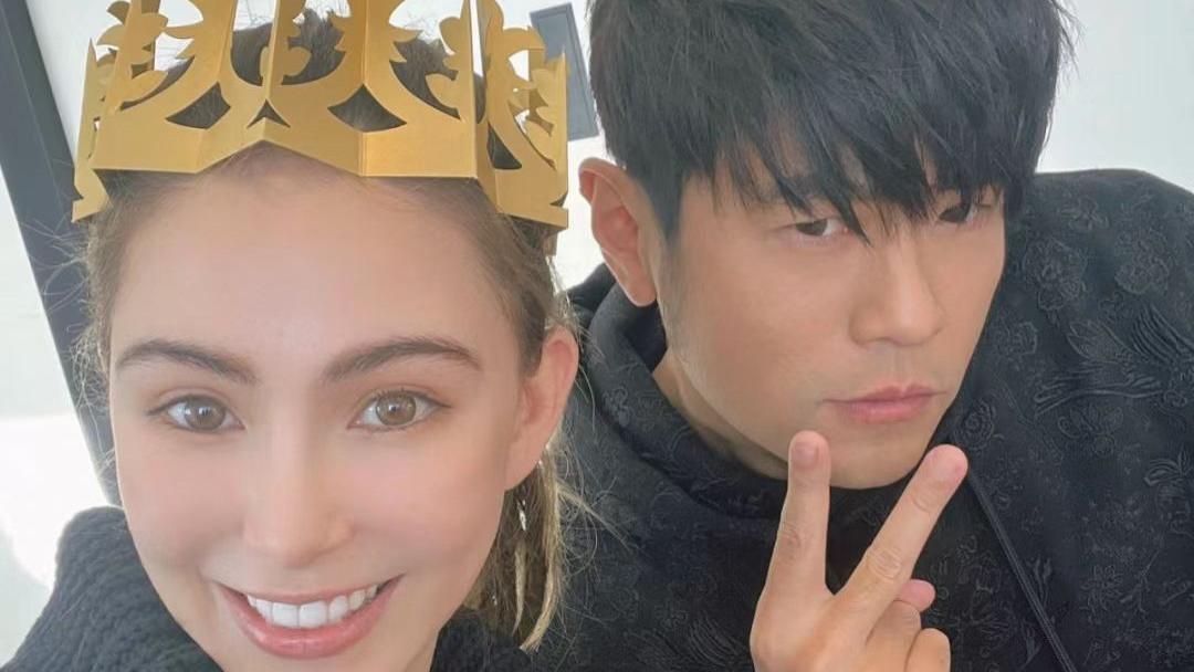 昆凌带娃为周杰伦庆生，儿女颜值高有明星相，周杰伦瘦回巅峰颜值