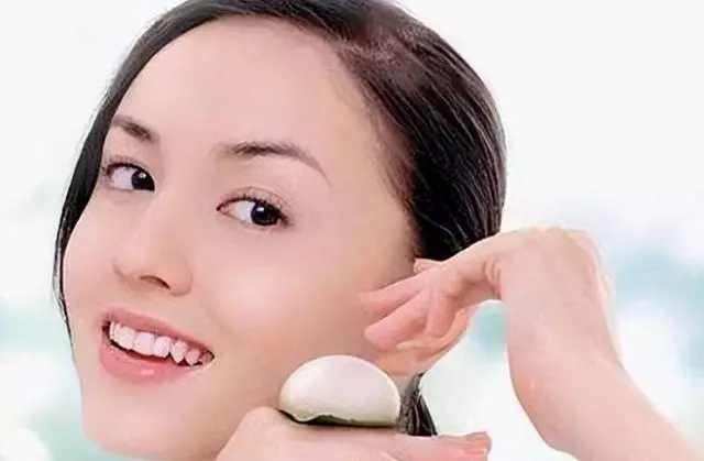 为嫁豪门5年连生4娃，拿5亿分手费在英国逍遥自在 如今38岁惨了！