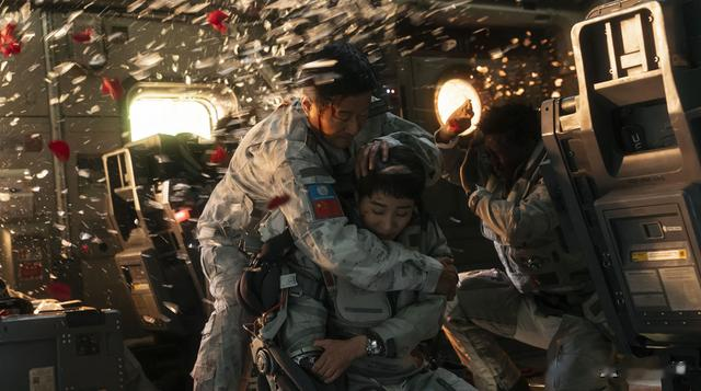 好莱坞|票房破47亿,12天就超越《满江红》夺全球年冠,好莱坞这片真生猛