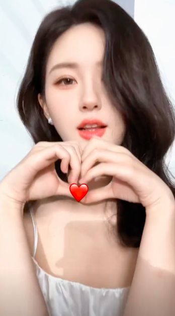 赵露思突然剪短发引争议,疑似情感受创,跳魔性舞网友求她别再跳