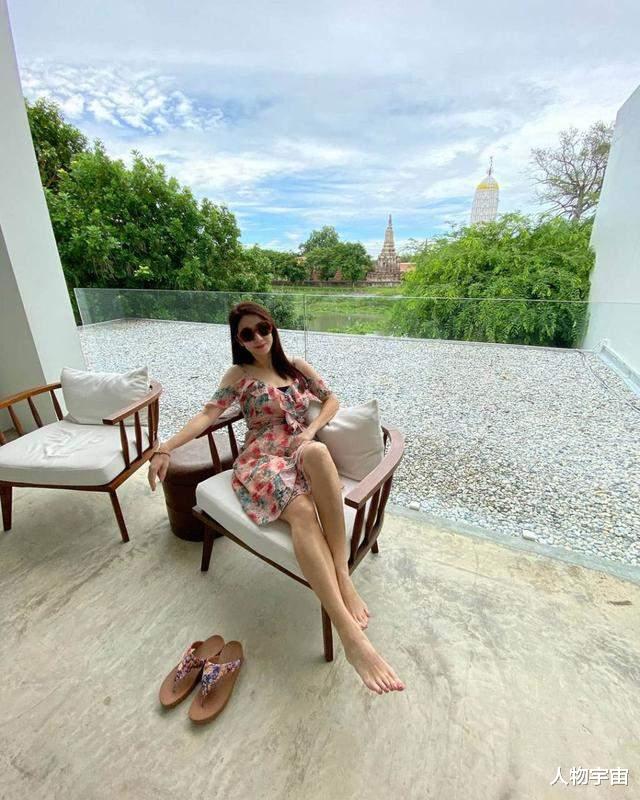 她是翻版黎姿,身材傲人,中年经商现转型做网红,与外国男友不婚