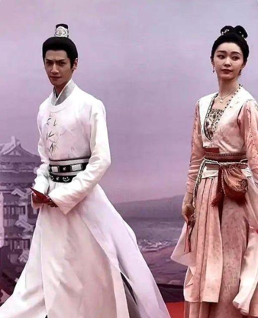 白敬亭|是恋情曝光吗?主打的就是陪伴,男友贴心深夜等女友下班