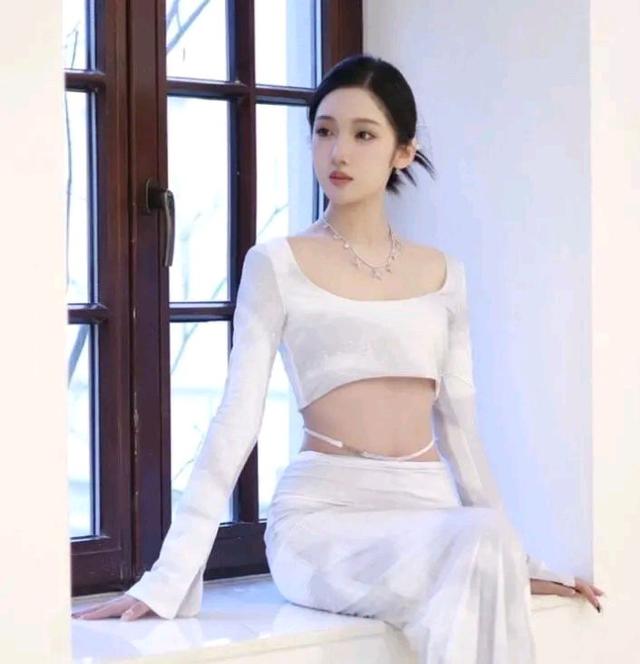 都美竹|都美竹出席国际时装周正式出道，精修图生图对比，判若两人