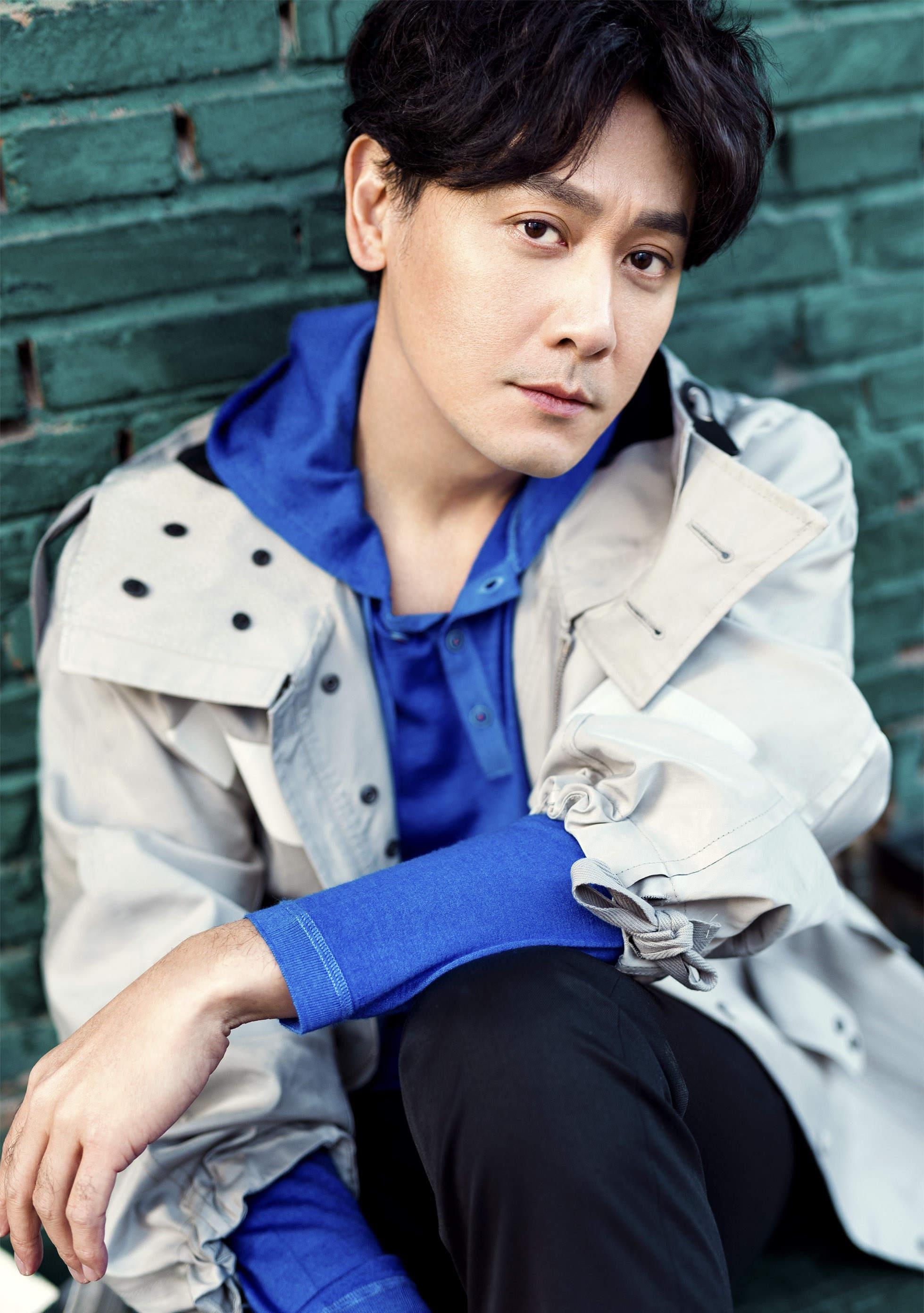 她甘心退圈做家庭主妇，却被演员丈夫抛弃，今44岁为了儿子保持单身