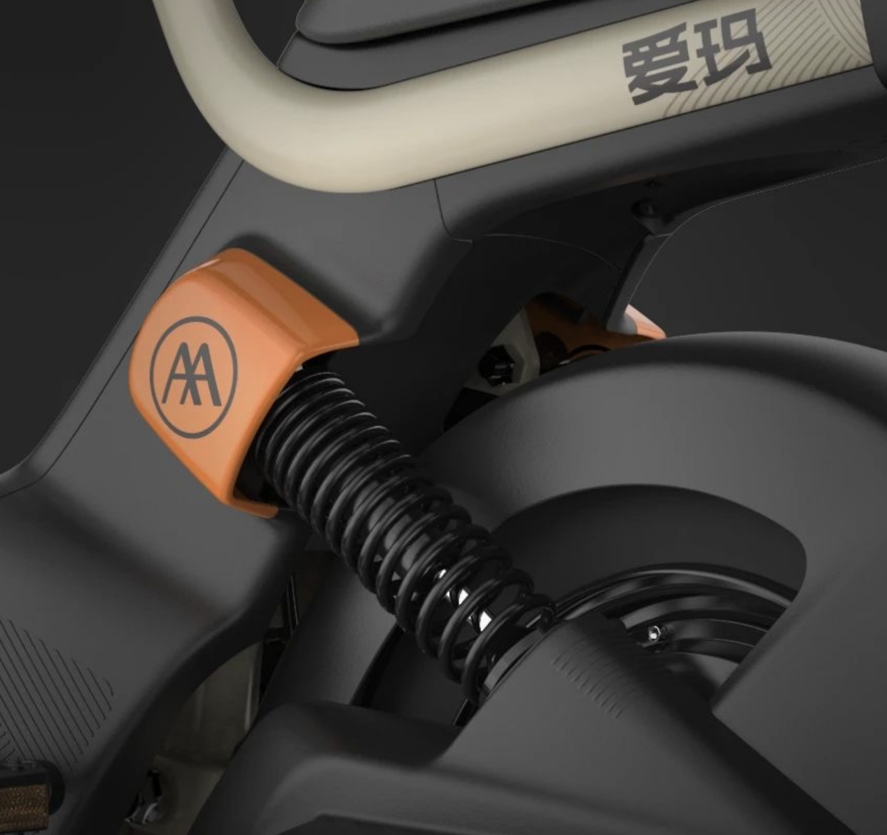 舒适性方面,爱玛酷领长宽高尺寸为1590/645,1045mm配置一个加宽的踏板