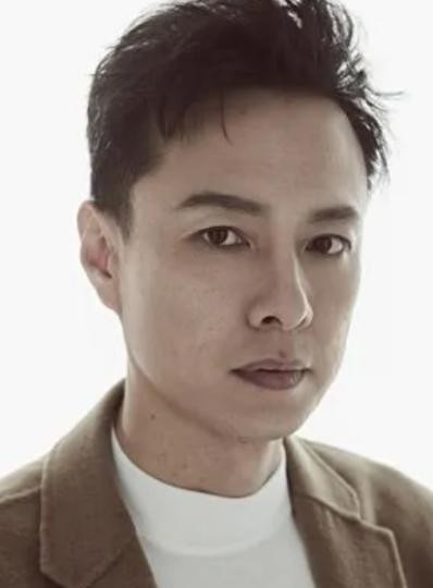 因穷被女友嫌弃，一气之下娶普通女教师的朱铁，如今过得如何了？