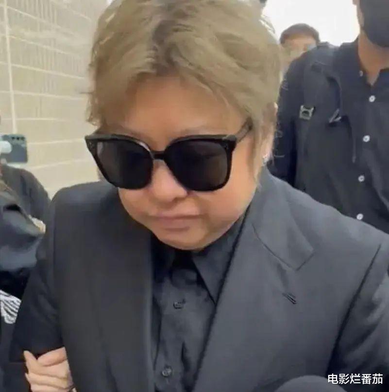 李玟追思会,亲友痛哭肃穆,两继女却有说有笑,剥夺了她最后体面