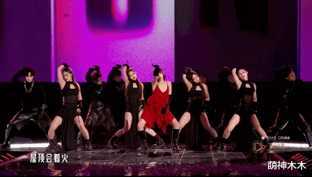 星光大赏台下好精彩：胡歌无聊睡着，赵露思看手机，王一博玩快闪