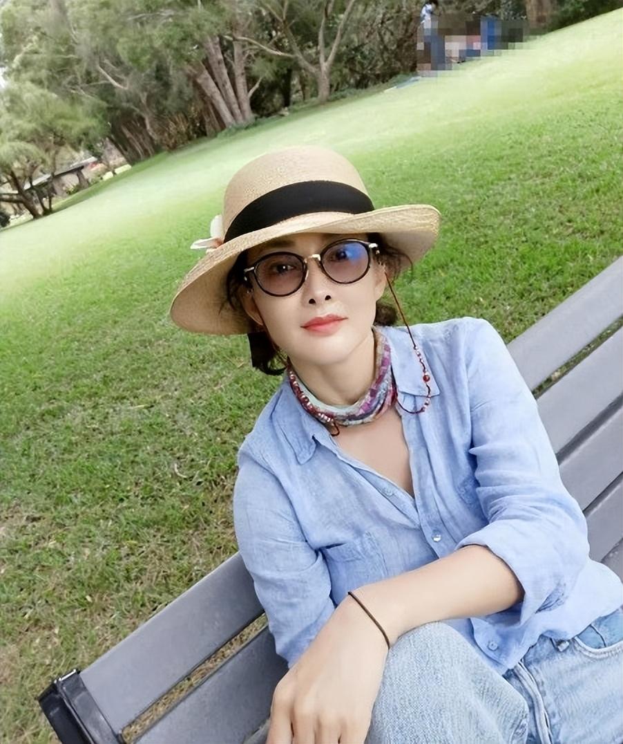 牛莉|牛莉：8次登春晚，24岁嫁给大7岁圈外男友生儿育女，50岁依旧很美