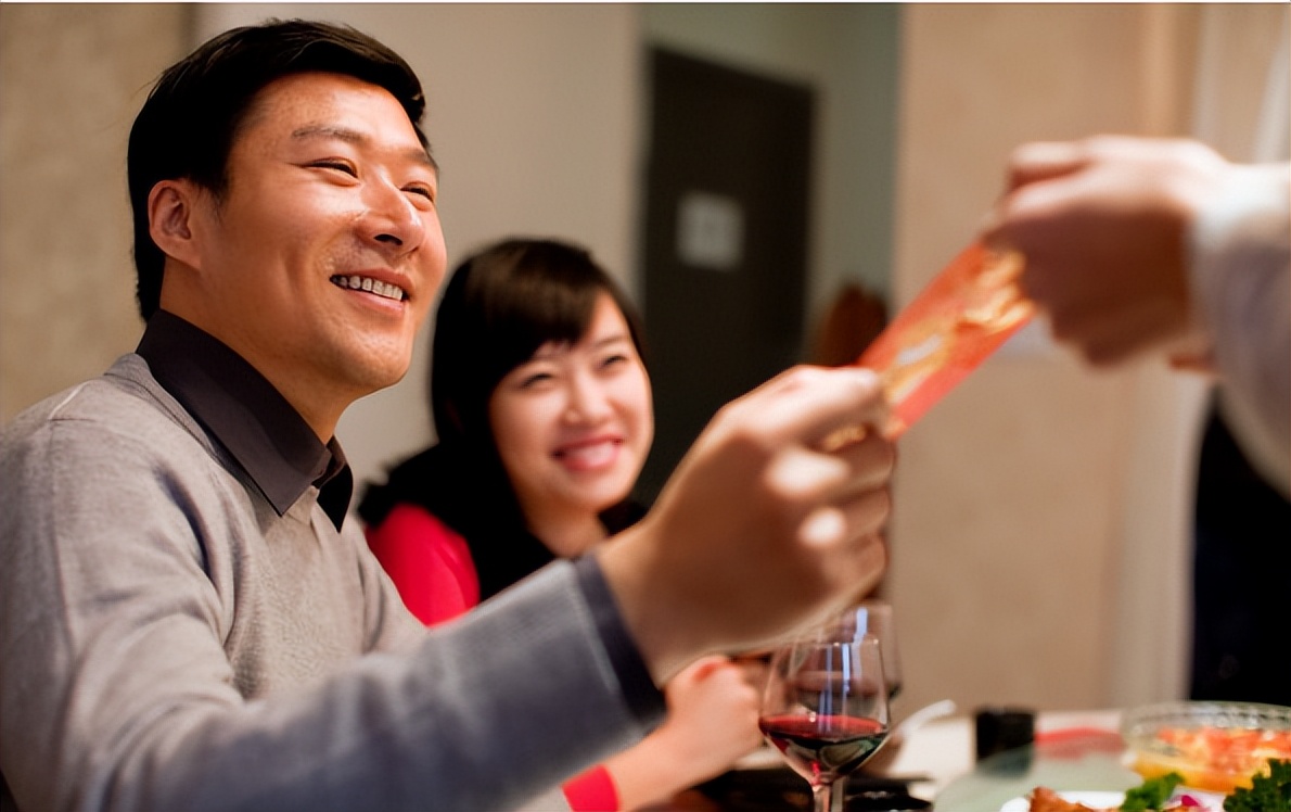 公司年会,让员工给老板发红包,事后8倍退还!网友:考察人性?