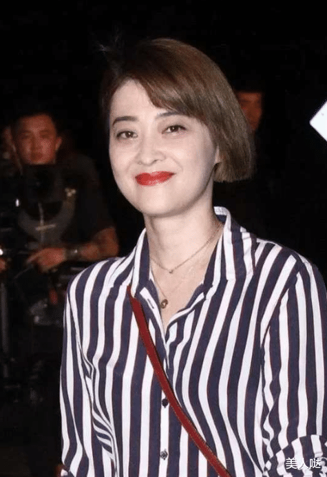 短发 梅婷剪短发似变了个人!穿衬衫配牛仔短裙洋气又减龄,47岁老阿姨嫩回17岁少女