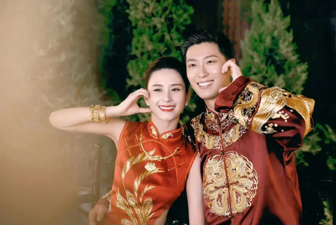 窦骁何超莲最新合体，两人大合照分开，晚宴不坐一块，真的婚变了？