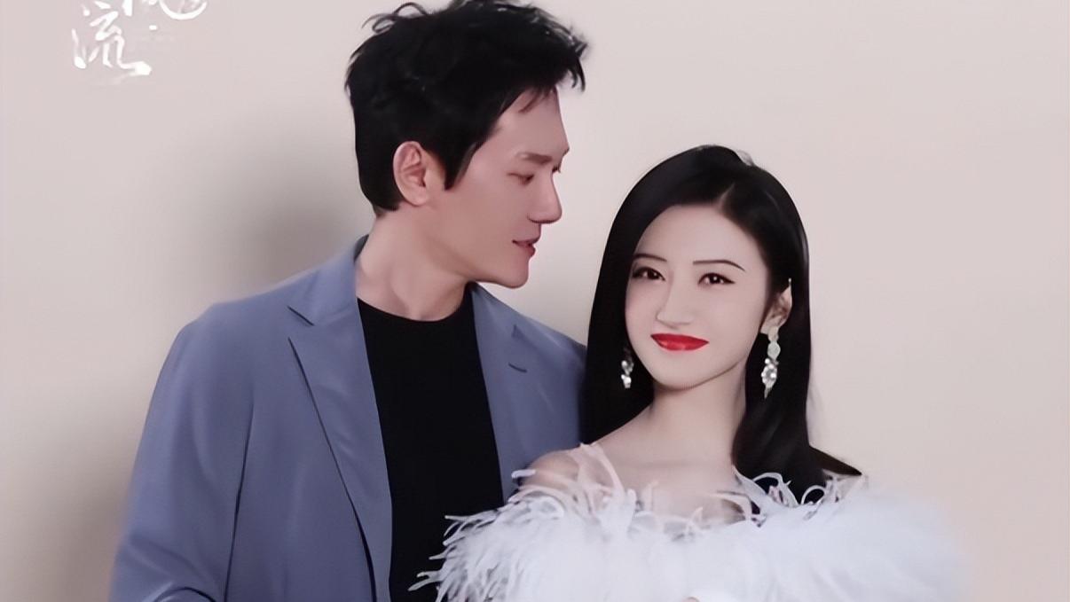 曝冯绍峰官宣喜讯，赵丽颖喝闷酒显落寞，网友：复婚后吃醋了？