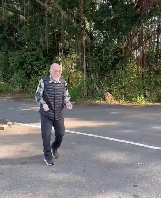 81岁卢海鹏无人照料，妻儿移民国外不过问，患病后获古仔发哥相助