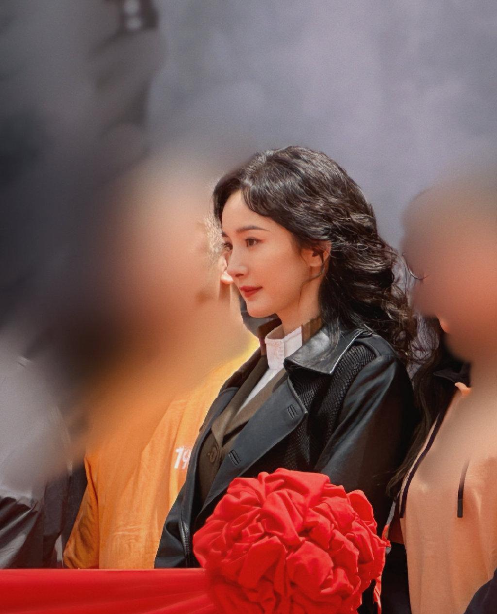 杨幂越来越“少女”了,就算烫了“大妈头”,也很减龄