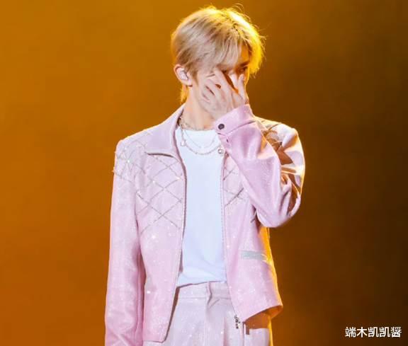 易烊千玺被激光笔照射，眼睛充血身上多处激光点，肇事者发文炫耀