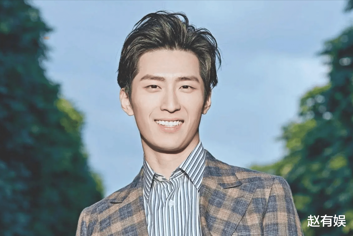 何超莲|大婚才20天,何超莲“面目全非”,鼻子和脸变圆润,背带裤遮孕肚