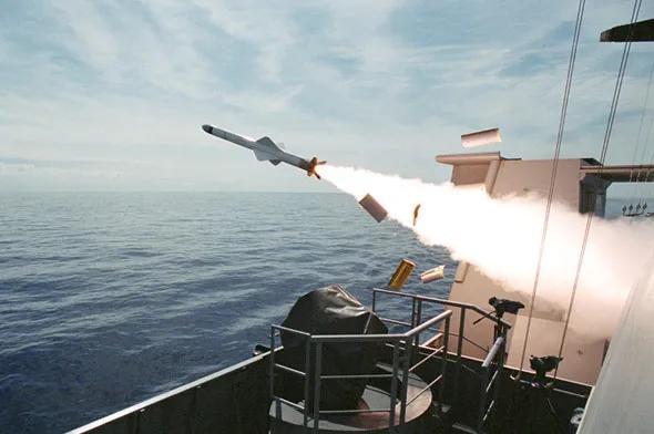 中国鹰击-18反舰导弹全球第一,可600公里击沉航母!