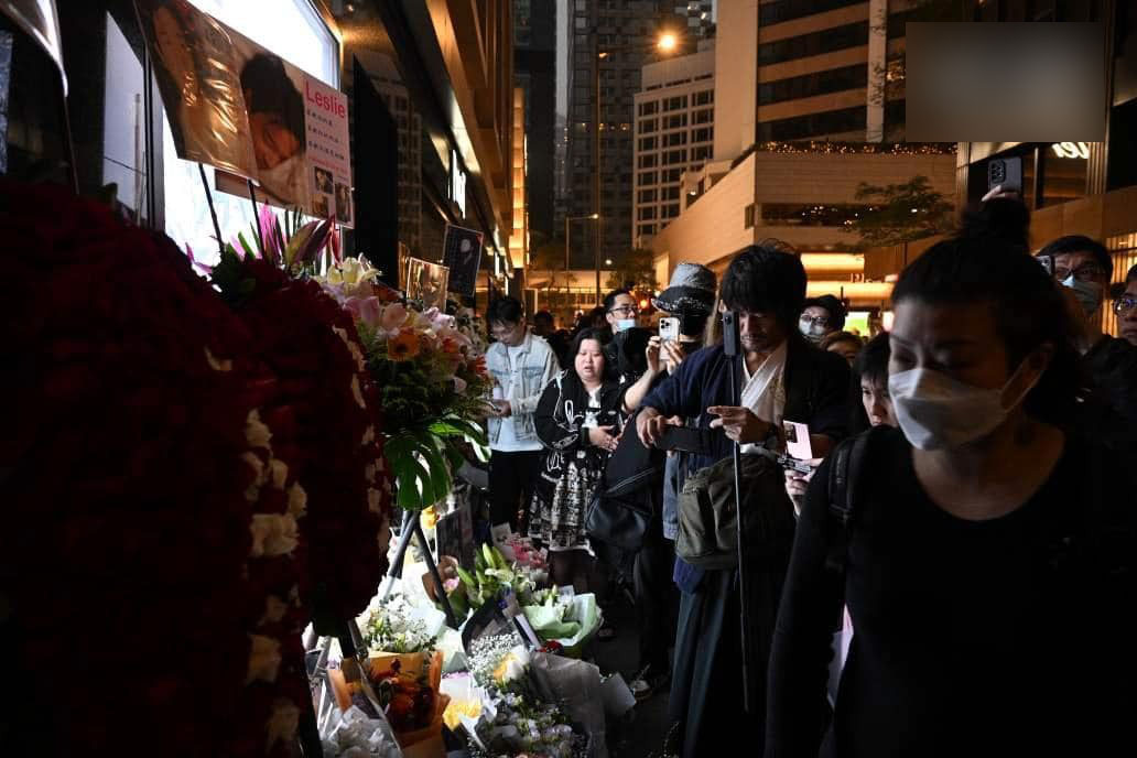 张国荣|张国荣悼念现场一片花海云集上千歌迷,黎明张卫健梁咏琪等人现身