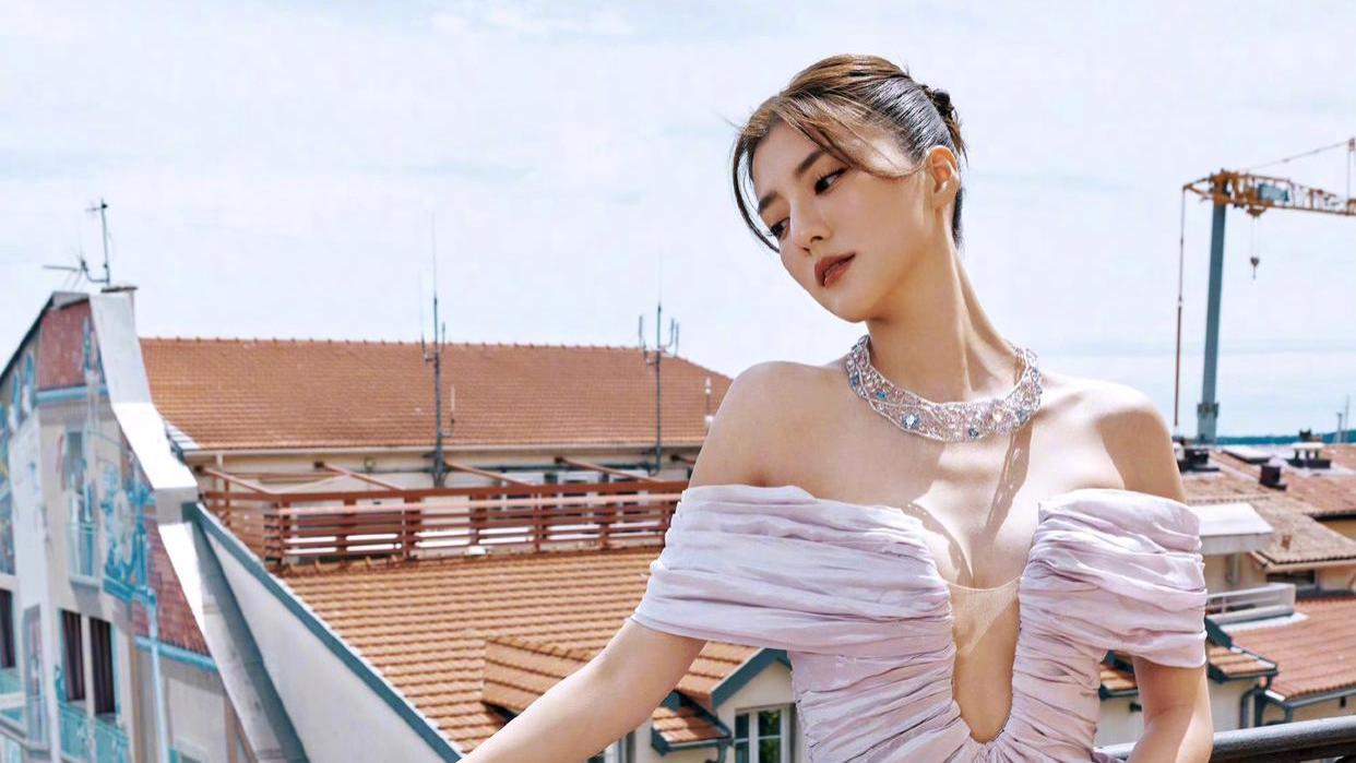 娱乐圈有名的拜金捞女，却一直被富豪抢着要。