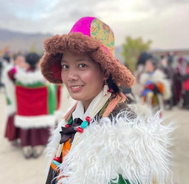 9万平方公里,人口28万,主要人种为操藏语的藏族人以及操印度-伊朗语族