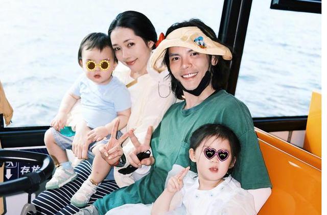 向佐郭碧婷一起庆生,一对儿女出镜,太温暖