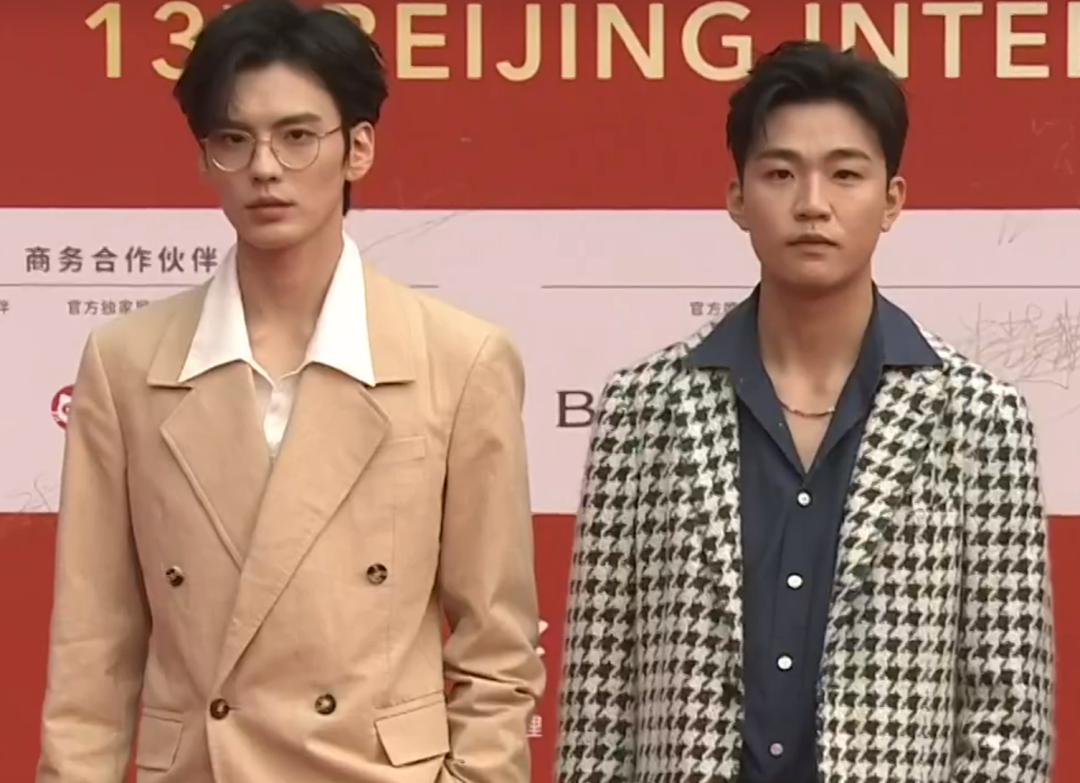 胡先煦|内娱普男聚会？北京这场红毯，欧豪发福，陈飞宇嘴凸，胡先煦变丑