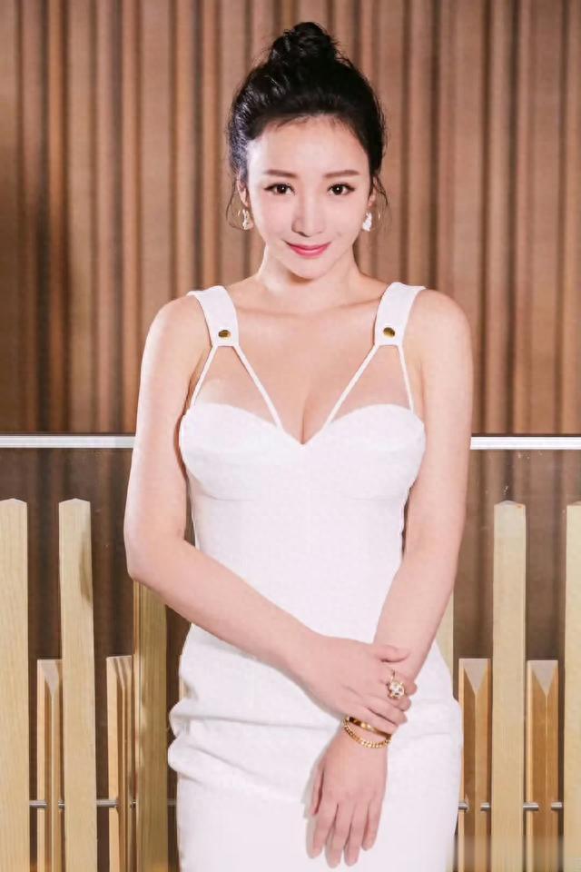 柳岩白色礼服——所以从现在开始 ,早睡护肤化妆减肥读书