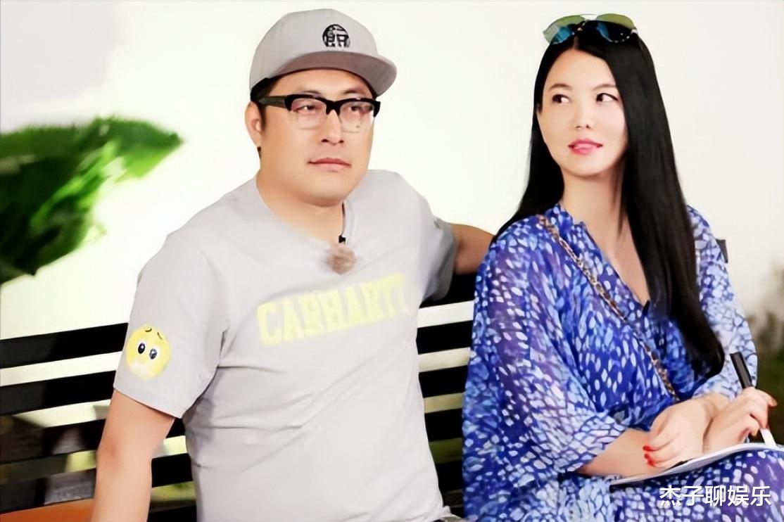 胡歌90后妻子产后首次现身，素颜出镜不修边幅，身材暴露婚姻现状