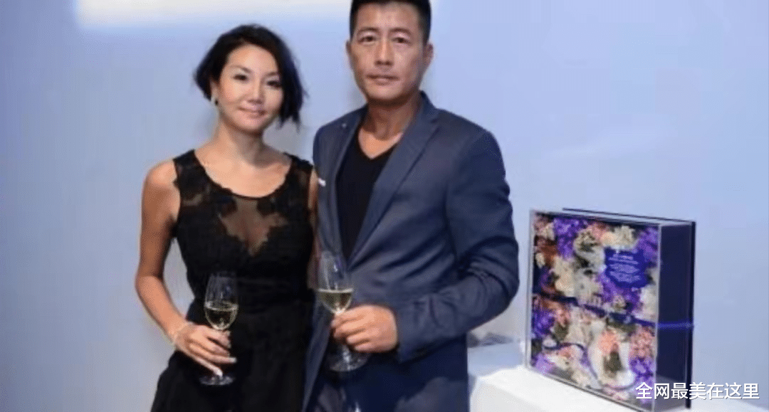 高曙光|高曙光爱惨了二婚娇妻,同框亮相牵手又搂腰,老婆穿纱裙性感妩媚