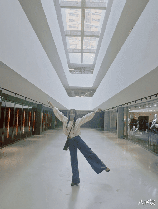 雷佳音老婆晒照，退圈10年仍年轻貌美，大头忙事业老太快像父辈