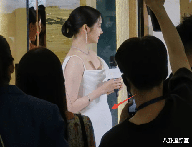 张天爱|关晓活动生图流出,脸颊圆润小腹凸起一脸倦容,网友:小鹿要当爸