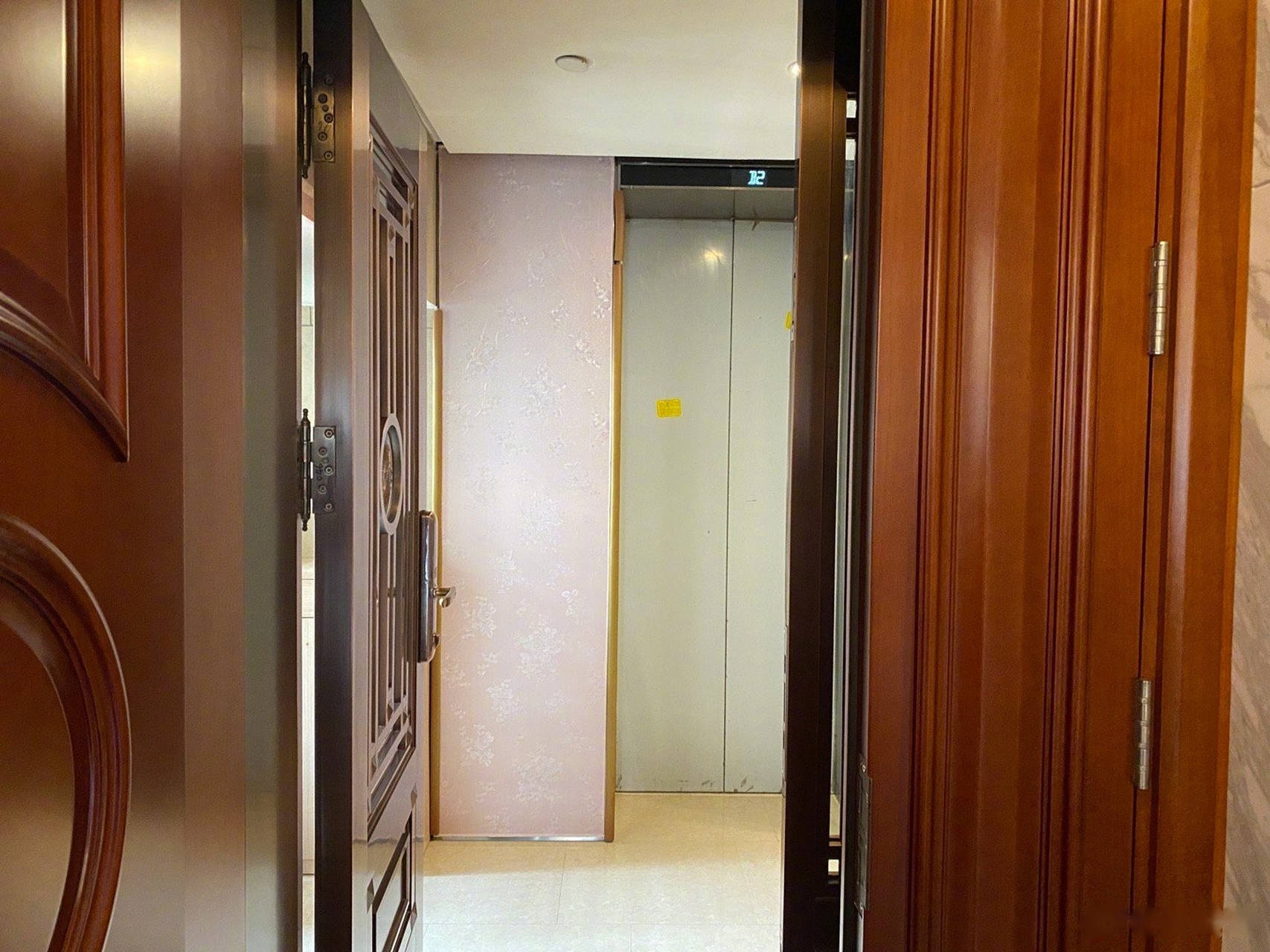 2,大门正对墙角大门对墙角容易形成尖角煞,也就是有尖角直冲,这在住宅