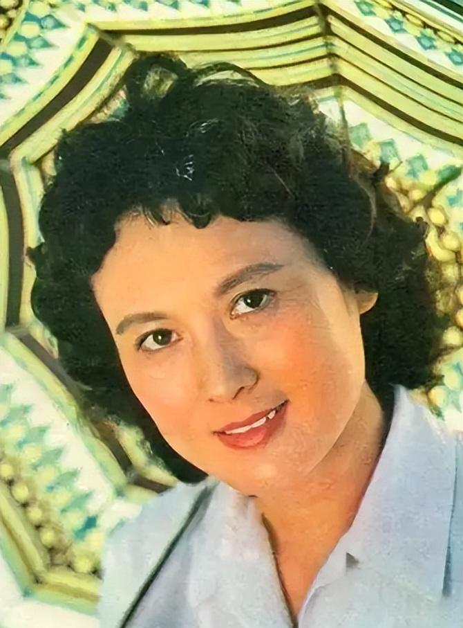 演员向梅：83岁退休后生活悲凉，背后真相曝光，才知道风光后的痛