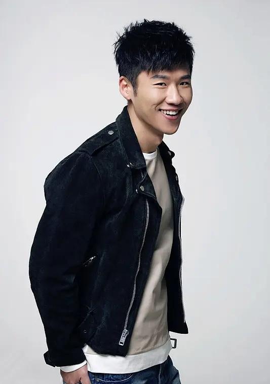 胡歌|胡歌携新剧来袭!三个家庭两代人的故事,另外两个男主也都是宝