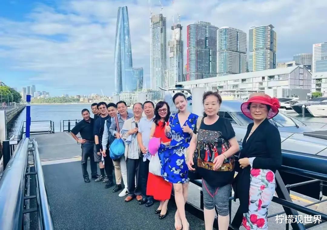 孙红雷|孙红雷夫妇现身澳洲，背59元包包显低调，大热天穿棉衣引热议