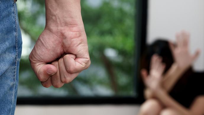 男子因女友父亲反对两人恋爱关系,用随身携带刀具行凶