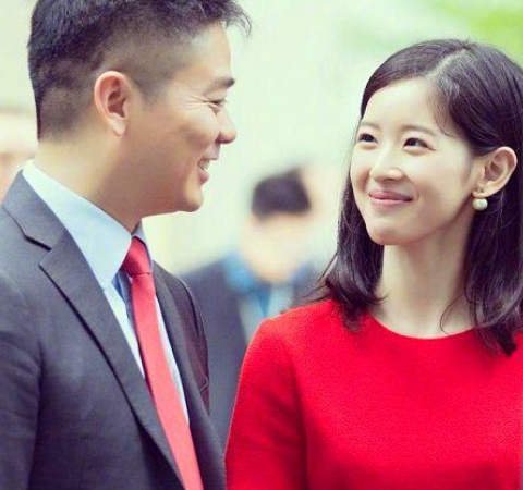 章泽天|一男子晒与章泽天亲密合照，举止亲昵，引发网友讨论