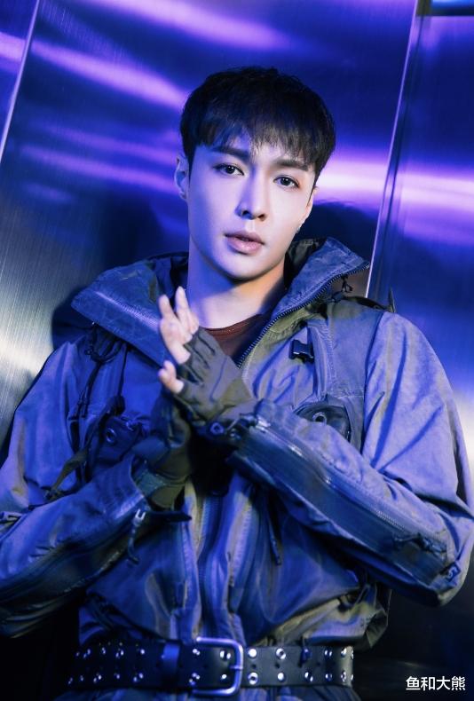 张艺兴赵露思传恋爱，狗仔曝两人车现在同一酒店，男方回应好刁钻