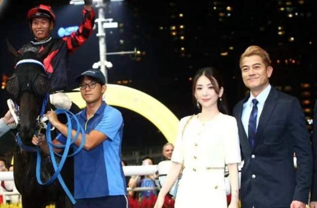 郭富城|郭富城赛马赢200万港元,激动拥抱方媛,身旁岳父笑得见牙不见眼