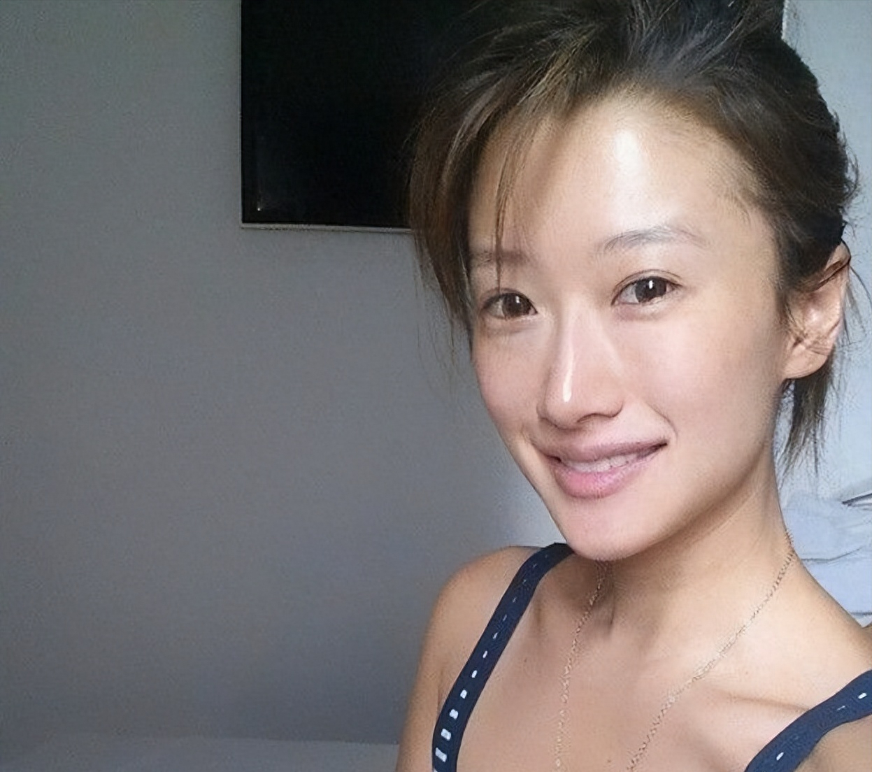 她一年换七次男友，父亲谢贤都甘拜下风，如今41岁无人敢娶