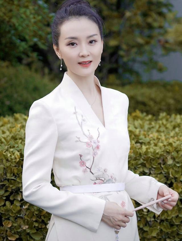 护肤 49岁王艳分享护肤视频，穿紫色卫衣既清新又减龄，恍若年轻十岁