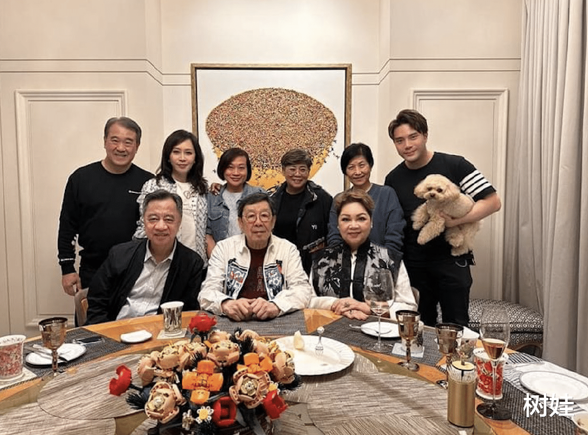 TVB|顾纪筠34岁继子家中设宴，合照91岁胡枫坐中间，TVB两大高层出席