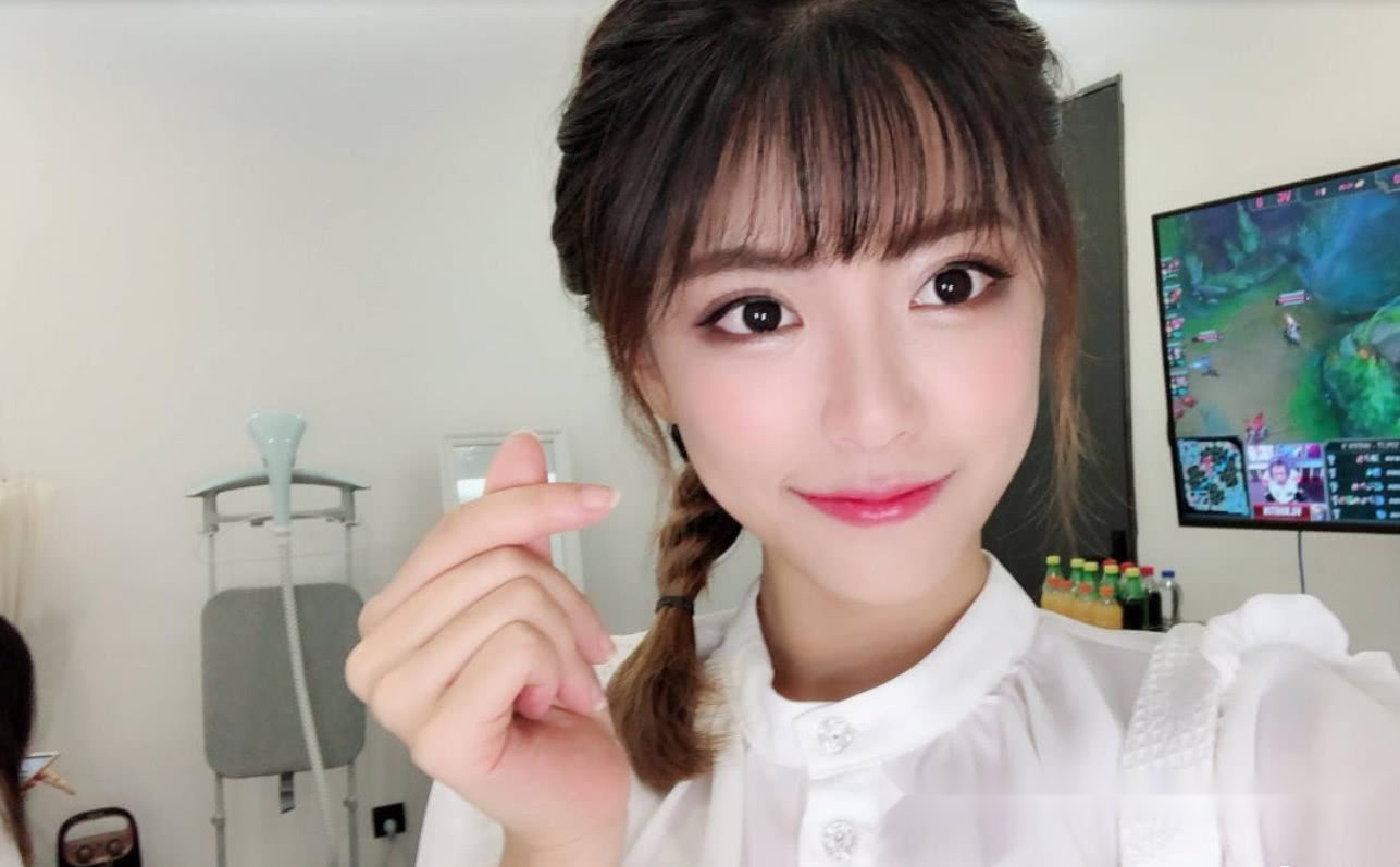 周淑怡道歉视频被扒是录播,全程憋笑3次鞠躬,直言自己很愚蠢