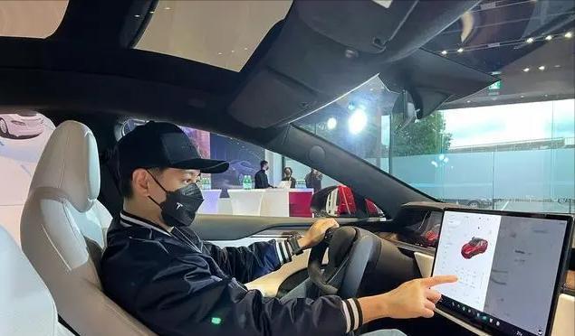 |48岁林志颖车祸后罕露面,携娇妻在米兰看赛车,胡子拉碴大变样