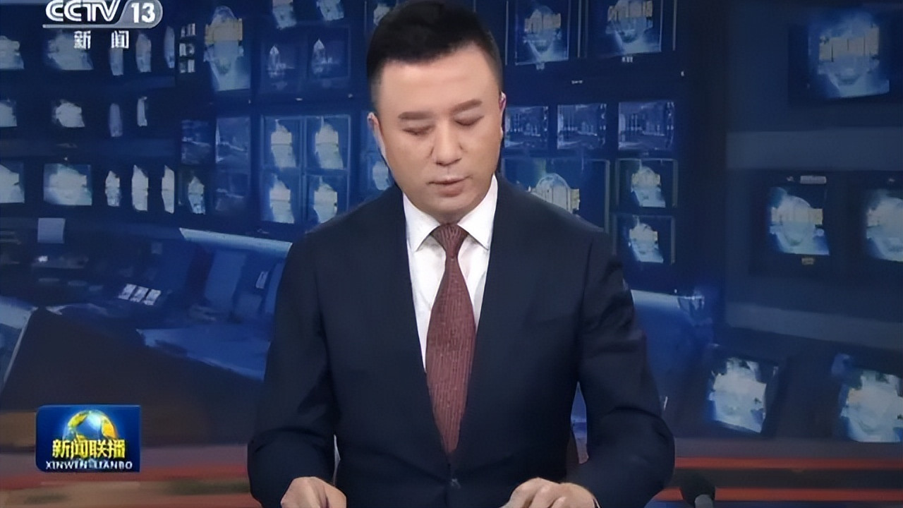 新闻联播|央视《新闻联播》播“急稿”，门面潘涛长时间“低头”念稿引非议