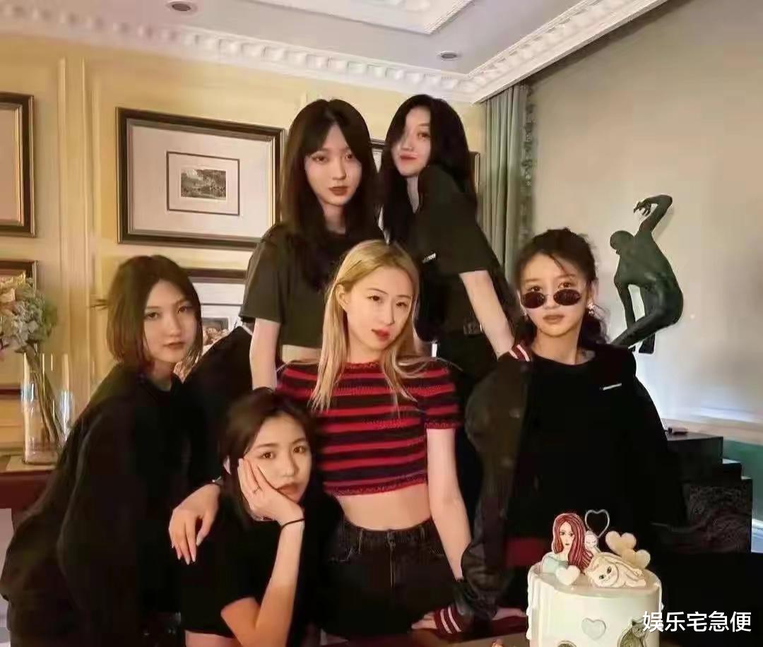 葛荟婕曝小苹果签约那英公司，是汪峰一手安排，斥他不顾女儿感受